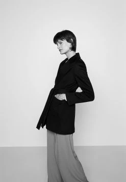 MAX & Co. MAX&Co.SHORTRUN - Klassisk Kappa / Rock - Black 12 MAX & Co. MAX&Co.SHORTRUN - Klassisk Kappa / Rock - Black -MAX & Co. Kläder Försäljning 04a5aeda18da4827b8bc9a73a8ecce57